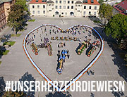 #UnserHerzFürDieWiesn - das Oktoberfest ist eine Herzensangelegenheit: Münchner Brauer und Wiesnwirte grüßen die Welt mit einem symbolischen Anzapfen aller Wiesnbiere an einem abgeschiedenen Ort (©Foto: Sampics für Verein Münchener Brauereien e.V. )